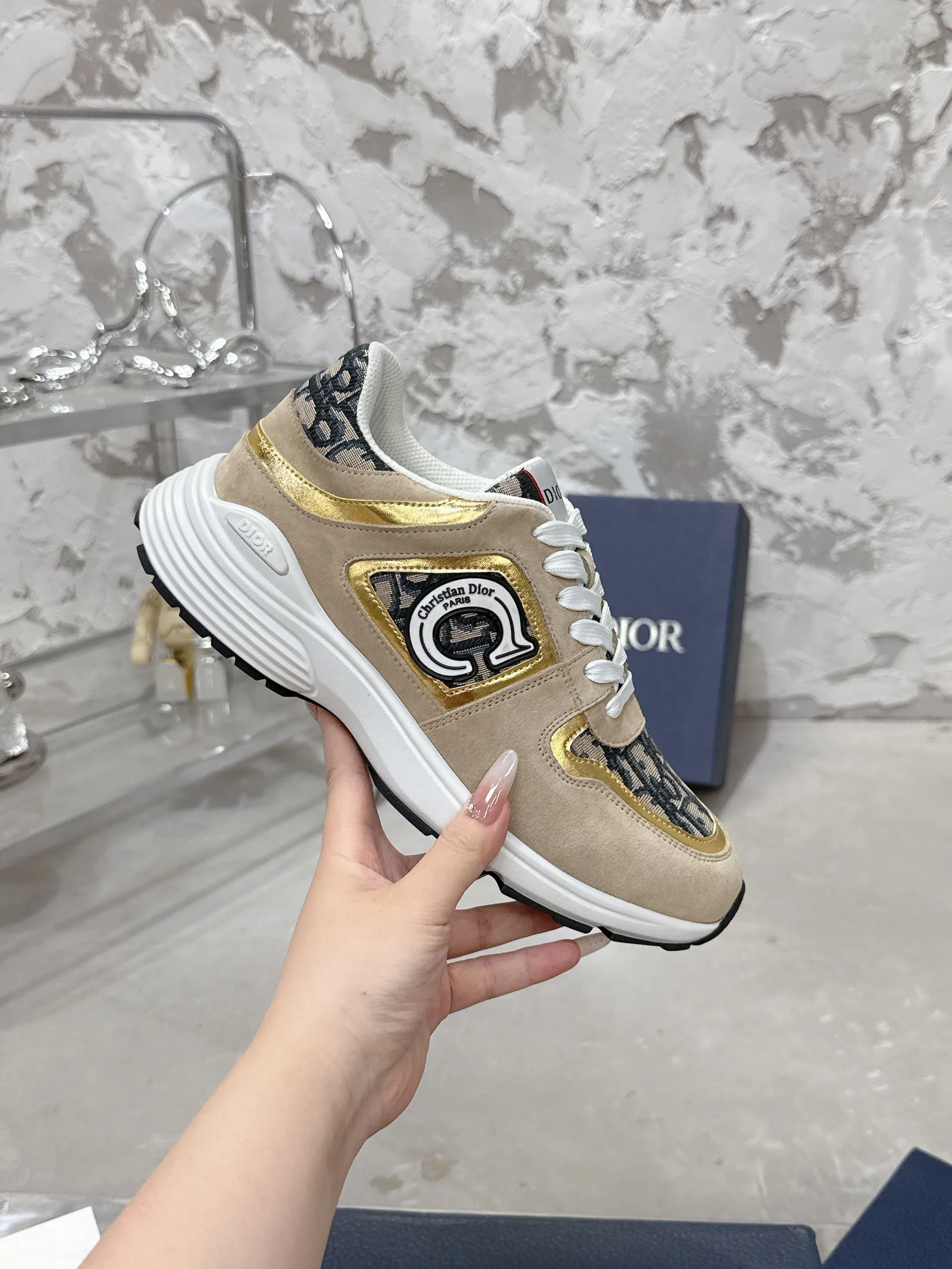 👟👟Ex-factory price 540👟👟 Dior Dior’s latest color matching B30 series dad sneakers. Original version 18,000💰 purchased for development and production. Brand new B30 sneakers. Dad Shoes style shoes that follow the trend of the retro market. The Dior logo on the tongue also indicates that this pair of shoes is the B30 model! B30 uses fine-textured leather and mesh cloth materials to form a shoe body. There are conspicuous letters CD on both sides of the shoe body to indicate identity. Many lines on the shoe body outline details to make the shoes look less monotonous and full of retro flavor. The delivery counter is exquisitely packaged🛍📦 ▪️Fabric: Original customized technical fabric + mesh ▪️Inner lining: Customized breathable lining ▪️Outsole: Original molded IP foam + TPU outsole ▪️Sole thickness: 3.5CM ▪️Size: Men’s size 39-45
